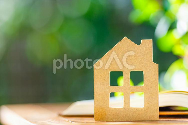 住宅模型と本 不動産,リフォーム,ビジネスの写真素材