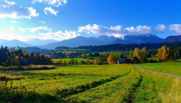 秋の青空とのどかな田園風景と山々 秋の青空とのどかな田園風景と山々の写真