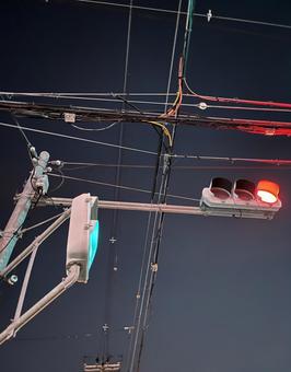 夜の交差点に光る信号機と電線 夜の交差点に光る信号機と電線の写真