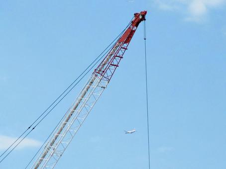 公園の風景 建設機械と飛行機と青空_2 公園の風景 建設機械と飛行機と青空_2 クレーン,青空,公園風景の写真素材