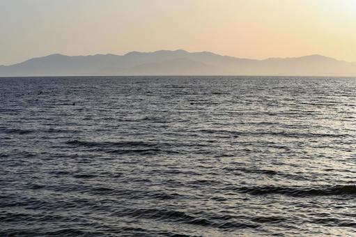 夕暮れの琵琶湖と山のシルエット 夕暮れの琵琶湖と山のシルエット 琵琶湖,滋賀,湖の写真素材