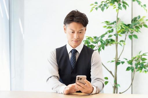スマホを使う男性ビジネスマン スマホを使う男性ビジネスマン 男性,スマホ,スマートフォンの写真素材