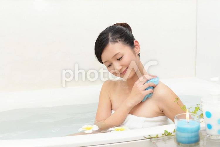 バスタイムを楽しむ女性 お風呂,美容,女性の写真素材