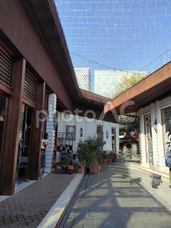 アルバニアのティラナの街の風景 アルバニア,ティラナ,店の写真素材