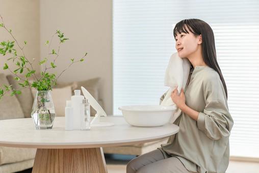 洗顔,タオルドライする若い女性（洗顔料） 洗顔,女性,タオルの写真素材
