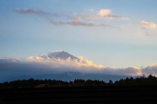 夕焼けに染まった雲をかぶる富士山 富士山,夕焼け,ピンクの写真素材