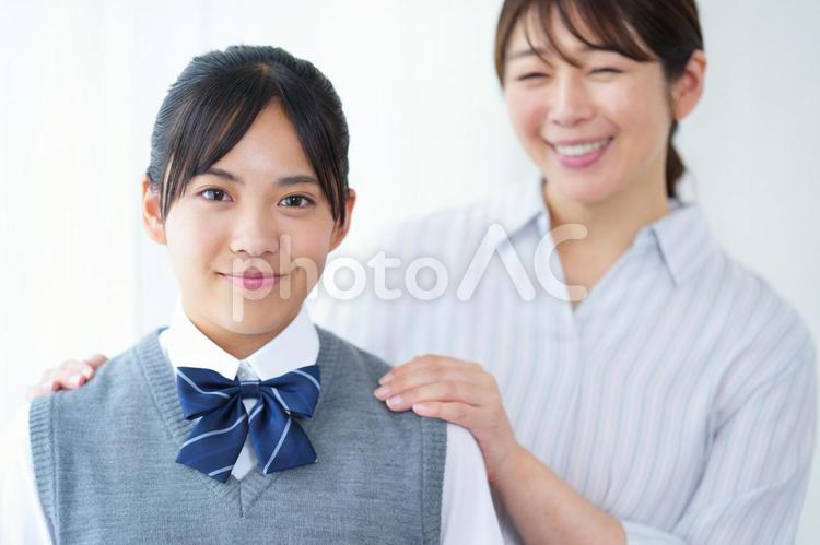 制服を着た女の子とお母さん 人物,女の子,女子生徒の写真素材