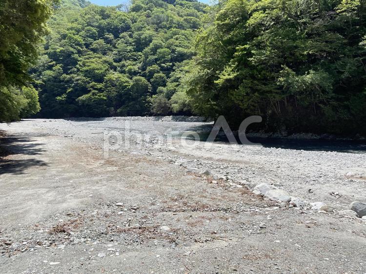 夏の川キャンプサイトの様子 キャンプ,川,サイトの写真素材