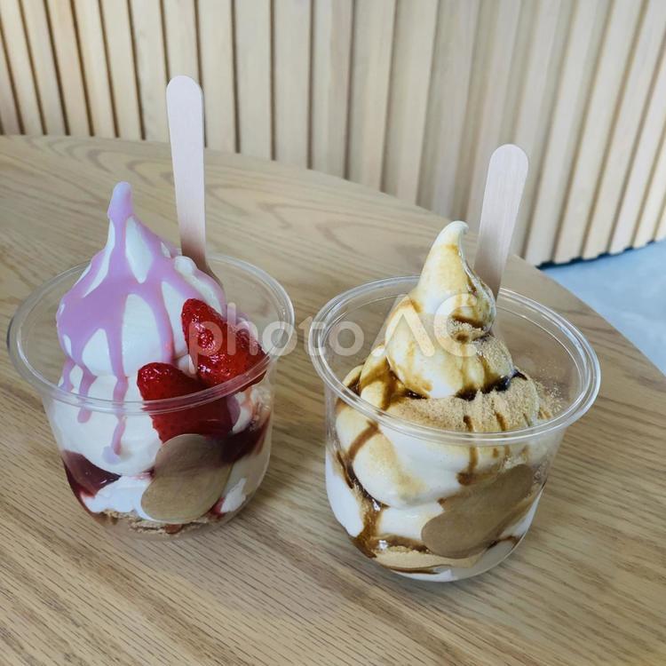 ソフトクリームのパフェ〜苺と黒蜜きなこ ソフトクリーム,スイーツ,アイスクリームの写真素材
