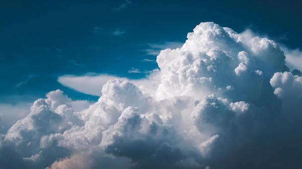 希望と開放感を与える、青空と白い雲の写真