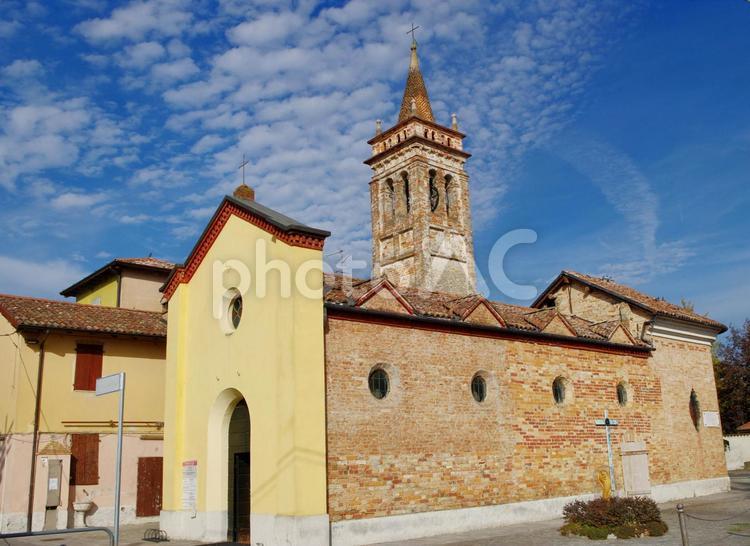 イタリアの小さな村にある教会　農村地帯 教会,教会の鐘,畑の写真素材
