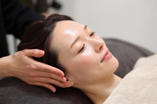 ヘッドスパを受ける女性-10 ヘッドスパを受ける女性-10の写真