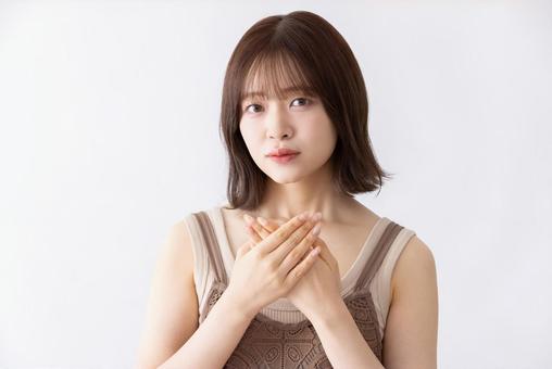 ネイルを見せる若い女性 ネイルを見せる若い女性 女性,日本人,人物の写真素材