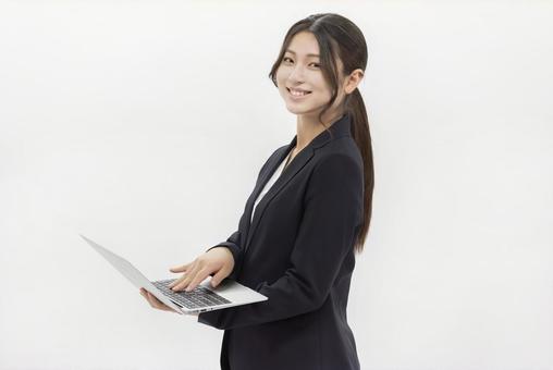 ノートパソコンで検索するビジネスウーマン ノートパソコンで検索するビジネスウーマン 女性,ビジネスウーマン,人物の写真素材