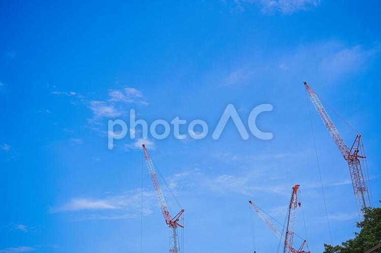 青い空と白い雲とクレーン クレーン,青い空,白い雲の写真素材