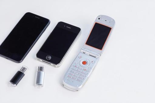 スマホとガラケーとUSB スマホとガラケーとUSB ガラケー,携帯電話,白背景の写真素材