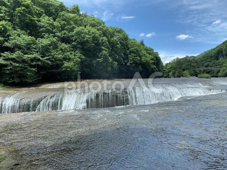 夏の滝と緑豊かな自然 滝,夏,緑の写真素材