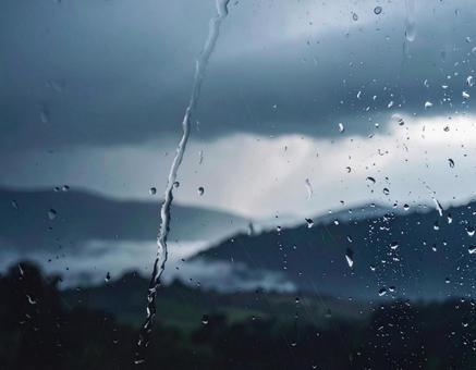 雨に濡れる窓ガラスと雨雲の景色 雨に濡れる窓ガラスと雨雲の景色の写真