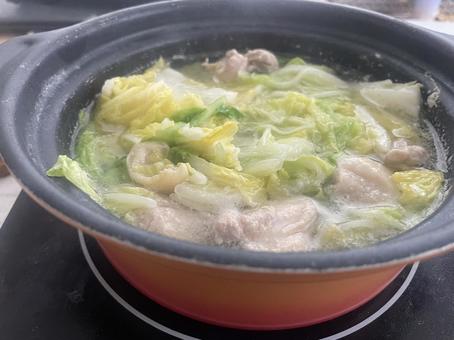 湯気の立つ白菜と肉のシンプル鍋 鍋料理,白菜,豚肉の写真素材