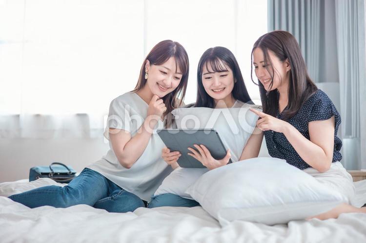 旅行先でタブレットを使う女性（アプリ） 旅行,タブレット,アプリの写真素材