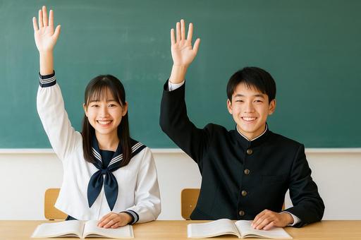 黒板の前で手を挙げる中学生 黒板の前で手を挙げる中学生の写真