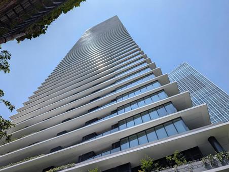 高層ビルを見上げる 高層ビルを見上げる 高層ビル,高層マンション,タワマンの写真素材