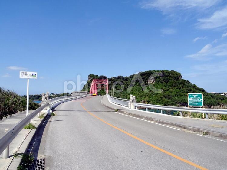 伊計大橋と伊計島 伊計大橋と伊計島,伊計大橋,伊計島の写真素材