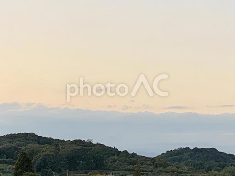 夕方の空　木　山　風景 夕方,空,木の写真素材