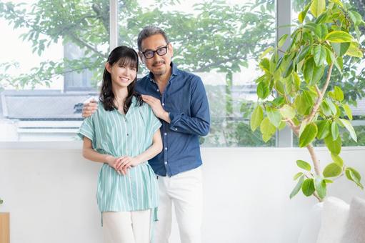 リビングでくつろぐミドルの夫婦 夫婦,家族,ミドルの写真素材