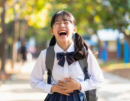 思わず大笑いする女子高生 思わず大笑いする女子高生の写真