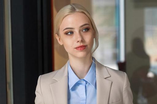 オフィスにいるジャケットを着たビジネスウーマン ビジネスウーマン,ビジネス,女性の写真素材