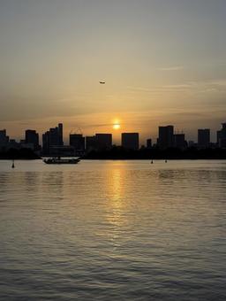 夕暮れのお台場から見た東京の景色 夕暮れのお台場から見た東京の景色 東京,お台場,東京湾の写真素材