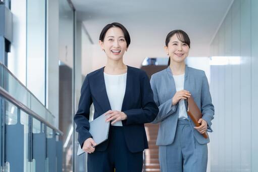 オフィスで仕事をするビジネスウーマン ビジネス,会議,ビジネスウーマンの写真素材