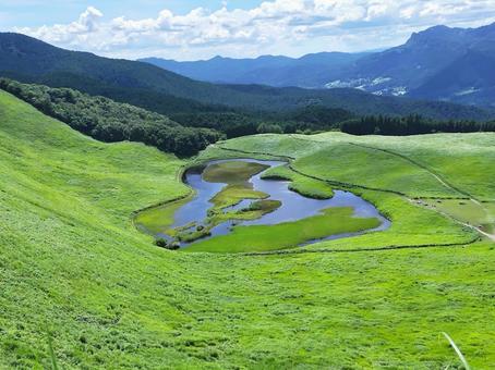 夏の曽爾高原 お亀池 夏の曽爾高原 お亀池 曽爾高原,夏,緑の写真素材
