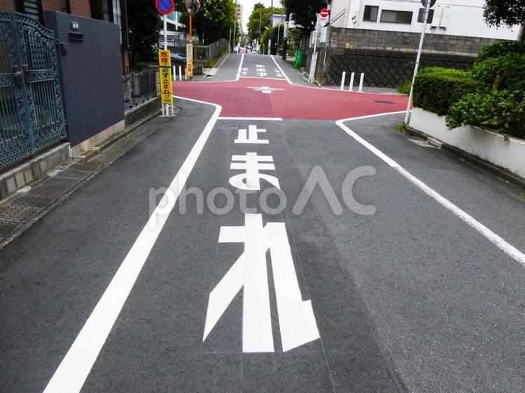 止まれの道路標示 標識,注意喚起,カラー舗装の写真素材