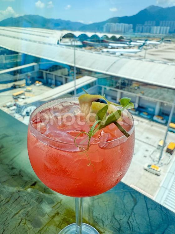 おしゃれなカクテルと香港国際空港の眺め 香港国際空港,空港,カクテルの写真素材