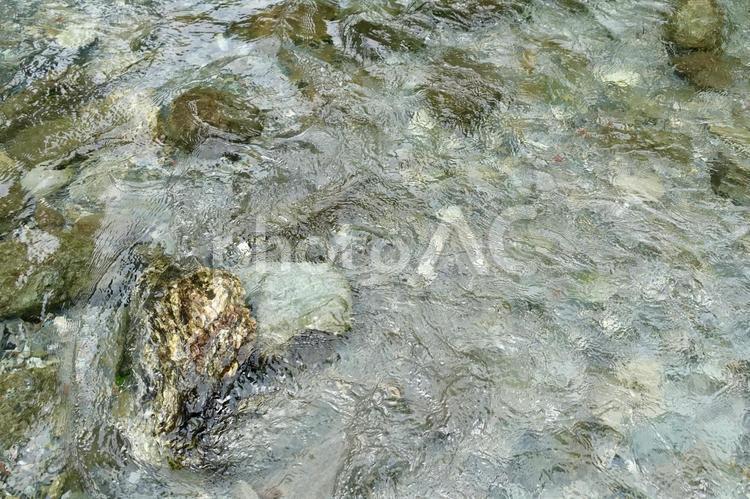 渓流の川面　水の背景画像 川,水面,川面の写真素材