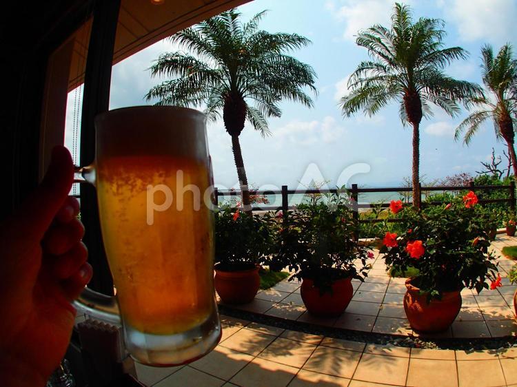 石垣島の海が見えるオープンテラス 乾杯,生ビール,ビールの写真素材