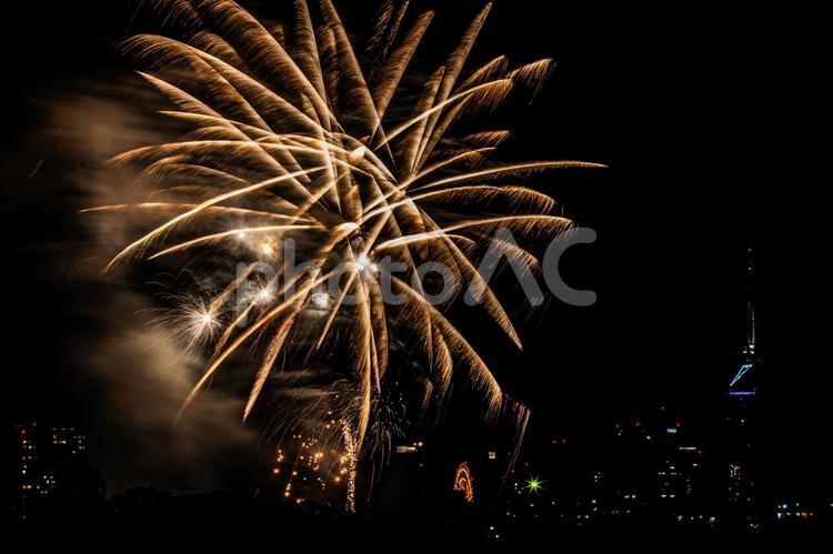 街並みの夜景と打ち上げ花火 花火,打ち上げ花火,打上花火の写真素材