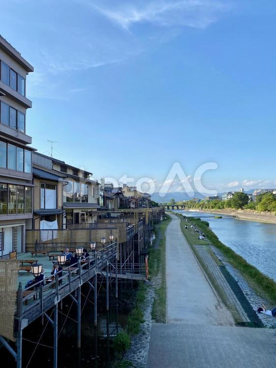 四条大橋の河川敷の風景 京都,四条大橋,鴨川の写真素材