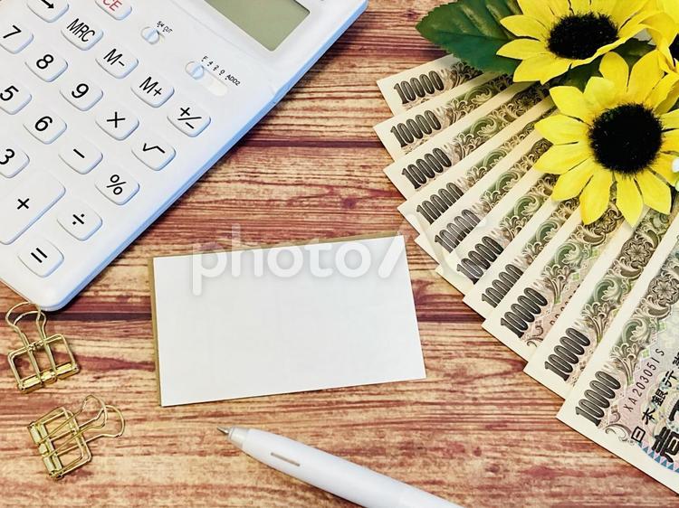 電卓とお金と向日葵と白紙 電卓,お金,マネーの写真素材