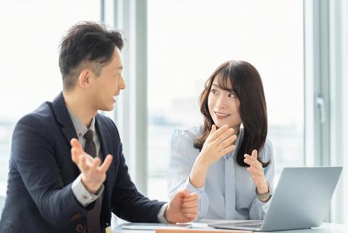 ミーティングをする男女2人のビジネスマン ミーティングをする男女2人のビジネスマン 男性,女性,男女の写真素材