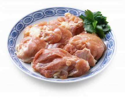 和皿に盛られた鶏のモモ肉 和皿に盛られた鶏のモモ肉の写真