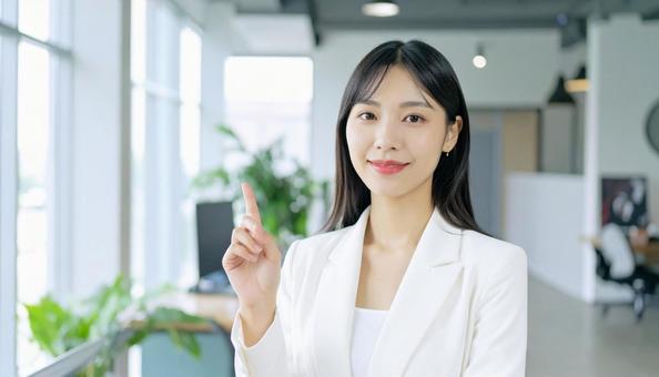 自信のある表情で指さすビジネス女性 自信のある表情で指さすビジネス女性の写真