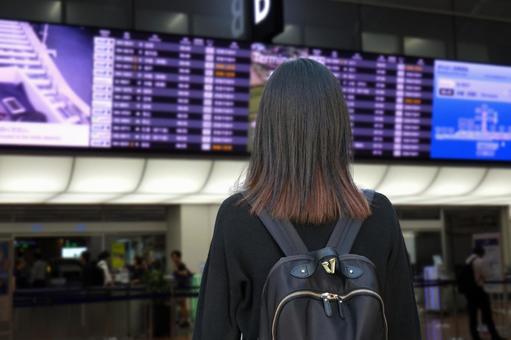 空港での女性後ろ姿 空港での女性後ろ姿 空港,女性,旅行客の写真素材