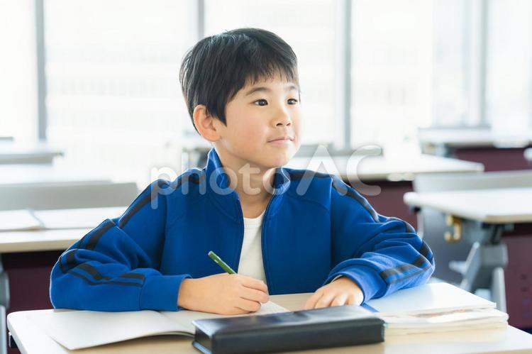 教室で授業を受ける小学生 教室,学習塾,授業の写真素材