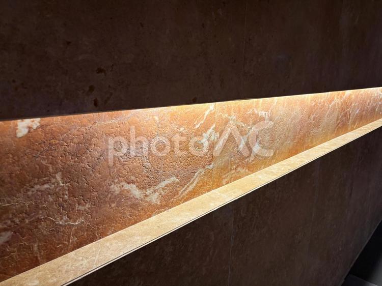 間接照明が照らす大理石風の壁面テクスチャ 間接照明,大理石,テクスチャの写真素材