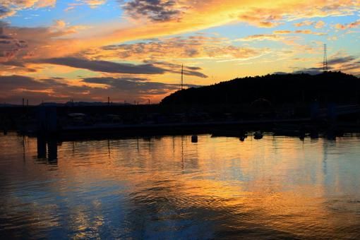 瀬戸内海の美しい海と夕暮れ 瀬戸内海の美しい海と夕暮れの写真