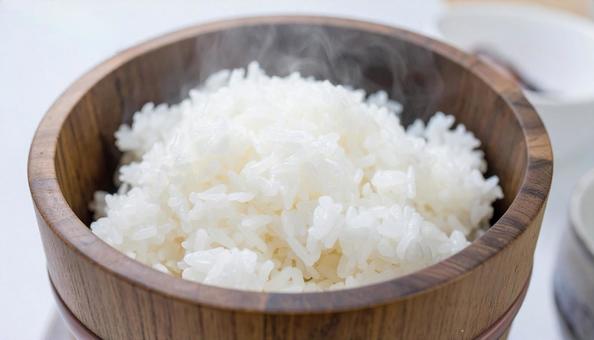 おひつに入った炊きたてご飯 おひつに入った炊きたてご飯の写真