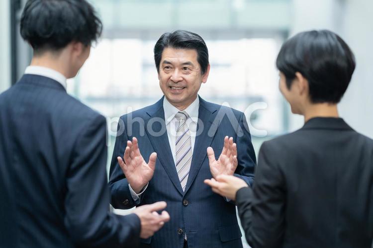 オフィスで打ち合わせをするビジネスマン ビジネス,会議,ビジネスマンの写真素材